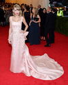 Tras romper el protocolo en nombre del "punk" el año pasado, la alfombra roja de la gala Met impuso hoy la sofisticación "old school" y la arquitectura textil de su homenajeado este año, el diseñador Charles James, pero Lupita Nyong'o, Beyonce o Cara Delevingne se salieron por la tangente.