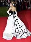 La cantante australiana Kylie Minogue lució deslumbrante en la alfombra roja.