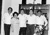 Entrega de trofeos de la Liga Santa Cruz, domingo 4 de diciembre de 1966, siendo presidente, Sr. José Niño López; secretario, Arturo Alba, y en representación del Comité Campesino, Sr. Ruperto Rubio y el Sr. Blas Palacios, entregando un trofeo por mejor bateador a Jesús Luna.