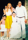 11052014 El festejado en compañía de sus padres: Profr. Gerardo Mario Reyes Muñoz y Profra. Rosa María Gabriela Soto Sosa.