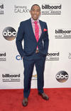 Ricky Martin llegó a la 'red carpet' con un atuendo formal con un traje negro.