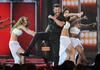 Jennifer Lopez junto con Pitbull y la brasileña Claudia Leitte inauguró la velada con una energética interpretación de We Are One (Ole Ola), tema para la Copa del Mundo Brasil 2014.