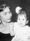25052014 Enriqueta GarcÃ­a y su hija Tania Lizeth GarcÃ­a de la Rosa. FotografÃ­a tomada el 3 de julio de 1990.