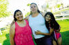 25052014 EN FAMILIA.  Martha Ortiz con sus hijas Coreley y Gabriela.