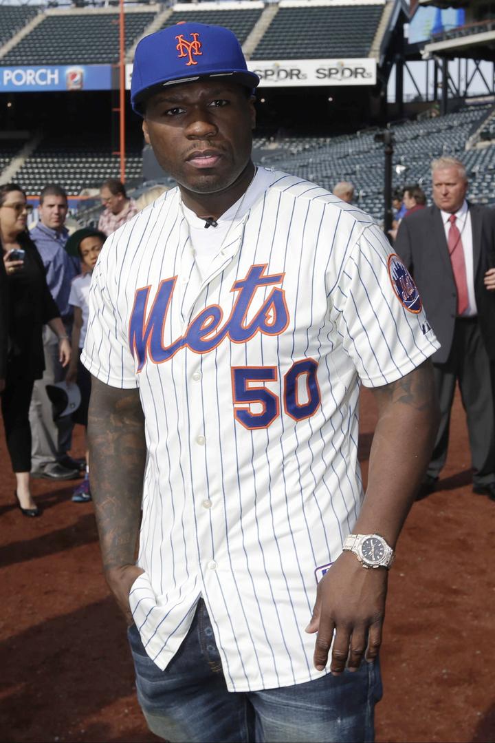 Posó con una camiseta de los Mets que traía el número 50 y el apellido  Jackson en la espalda. 50 Cent muestra su poca puntería en el beisbol,  fotos en El Siglo