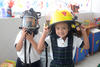 29052014 Aleika, Manuel, Matías y Ephram con un bombero.
