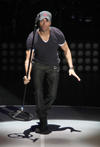 Enrique Iglesias hizo vibrar a unas 10 mil personas que asistieron al primero de dos conciertos que ofrece en la capital mexicana, como parte de su gira internacional "Sex and love".