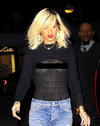 La cantante barbadense Rihanna se ha mostrado desde años atrás como amante de las transparencias y no para de causar polémica con sus atrevidos atuendos que siempre dejan muy poco a la imaginación.
