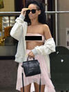 No sólo en los glamourosos eventos Rihanna aprovecha para lucir sus encantos, también en la vida diaria ya que en una visita a Suecia, al salir de su hotel optó por una blusa blanca transparente que hacía evidente que no usaba sostén.