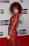 En la entrega de los premios Grammy del 2011, Rihanna acudió con un vestido con franjas blancas y transparentes que ya mostraban gran parte de su cuerpo.