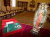 Durante el momento del intercambio de regalos, Peña Nieto entregó al papa una imagen de madera de unos 40 centímetros de la virgen de Guadalupe y le recordó que era "reina de méxico y emperatriz de América".