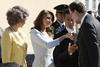 El presidente de México y su esposa accedieron en un "Rolls Royce" al palacio, donde Juan Carlos y Peña Nieto se fundieron en un emotivo abrazo, antes de recibir los honores de ordenanza.