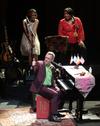 Cuando ya bien entrada la noche, y convertido el Auditorio Nacional en un hervidero de emociones Hugh Laurie y la Copper Bottom Band dijeron hasta aquí llegó el concierto, el público pidió más. Los siete músicos regresaron al escenario y volvieron a encender la mecha festiva.