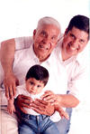 16062014 Tres generaciones: Dionisio Sánchez Herrera, José Arturo y Arturito, festejando el Día del Padre.
