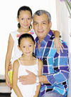 15062014 Arturo Torres con sus hijas, Mariana y Ángela.
