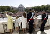 Miles de españoles se congregaron en las inmediaciones del Palacio de Oriente para rendir homenaje a los nuevos reyes.