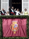 Ya en el Palacio Real los nuevos reyes salieron al balcón central para responder al saludo de miles de ciudadanos congregados en la explanada.
