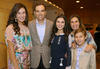 Muy divertido con sus abuelitos, Profr. Mario Cepeda y Sra. Ma. Teresa Villarreal de Cepeda y su familia.