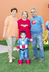 22062014 El festejado en compañía de su mamá, Cristina Carrillo, y su papá, Emmanuel Mesta, junto al Capitán América.