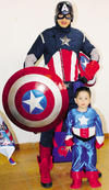 22062014 El festejado en compañía de su mamá, Cristina Carrillo, y su papá, Emmanuel Mesta, junto al Capitán América.