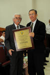 22062014 En la foto, recibe reconocimiento de parte del Dr. Rafael Rodríguez, M. Director Regional.