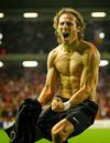 |Diego Forlán| Aparte de que es un jugador excelente, este uruguayo deja ver con mucha frecuencia esos músculos que lo hacen formar parte de esta lista. Forlán se hizo acreedor a la Bota de Oro en 2009 y hoy, todavía luce uno de los mejores lavaderos de Brasil.