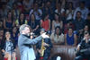 A la 1:36 horas, Mijares interpretó El privilegio de amar, tema con el cual cerró la noche.