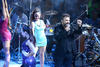 Junto al cantante se presentaron ocho músicos y tres coristas, todos vestidos de negro.