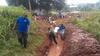 29062014 Socios del Club Rotario de Nkumba (Uganda) ayudan a reparar un pozo, lo cual incrementó en 40 por ciento el suministro de agua potable.