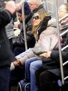 Katie Holmes y su pequeña Suri, son otras de las personalidades que han mostrado su sencillez al viajas en Metro.