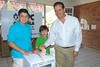 Acompañado de su familia, el candidato a diputado por el distrito IX Luis Gurza acudió a votar a la casilla instalada en la Escuela Primaria Revolución en el ejido San Luis de Torreón.