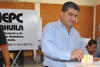 Miguel Riquelme acudió a votar a la Casilla 1466 ubicada en la primaria Evangelina Valdés Dávila del Fraccionamiento Ana.