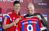 Lewandowski, quien se unió al campeón de la Bundesliga sin que se pagara transferencia, procedente del Borussia Dortmund, dijo en su presentación que su nuevo club es "la referencia, el equipo donde puedo ganar muchos títulos".