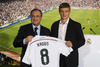 Unas 10,000 personas se han dado cita en las gradas del estadio Santiago Bernabéu para arropar al centrocampista alemán Toni Kroos en su primer día como jugador del Real Madrid.