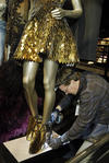 El vestido de Givenchy que Beyonce usó en la Gala del Met de 2012 y la camiseta, pantalones cortos de mezclilla y tacos de cuero del video musical de Crazy in Love de 2003 también formarán parte de la muestra, junto a otros atuendos.