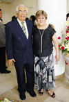 21072014 POSAN PARA LA FOTO.  Prof. Heriberto Rubio y su esposa Lupita.