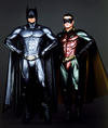 En Batman Forever, cinta lanzada en 1995, el traje del hombre murciélago volvió a dar un cambio drástico ahora con tonos metálicos.