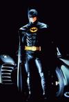 En Batman Forever, cinta lanzada en 1995, el traje del hombre murciélago volvió a dar un cambio drástico ahora con tonos metálicos.