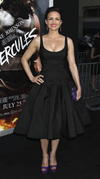 La actriz estadounidense Carla Gugino se mostró alegre por estar en el estreno de Hércules.