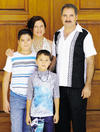25072014 Rogelio con sus papÃ¡s, JesÃºs y Laura, y su hermano, JesÃºs jr.