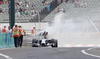 El otro piloto Mercedes, el británico Lewis Hamilton quedó fuera de la Q1 al incendiarse el motor de su coche.