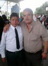 27072014 En su graduación de primaria el niño Johan Gregorio Aguilar con su padrino Lic. Felipe García.
