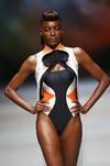 La modelo presenta un traje de baño con colores azul, blanco y naranja, sorprendió al público.