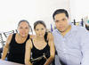 30072014 EN SU RESTAURANTE FAVORITO.  Ale, Paola y Gerardo.
