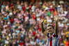 El jugador francés, Antoine Griezmann, fue presentado como fichaje oficial del Atlético de Madrid en las instalaciones del estadio Vicente Calderón.