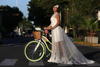 Los diseñadores demostraron que, Incluso las novias pueden vestir bien y usar este transporte.