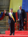"Juro a Dios y prometo al pueblo cumplir fielmente la Constitución y las leyes de Colombia", dijo el mandatario y enseguida recibió la banda presidencial de manos de Name.