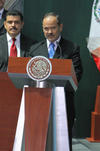 En su turno, el líder del PRI, César Camacho, llamó a Peña Nieto el "presidente transformador" y resaltó los beneficios de la reforma.