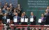 Después de su mensaje, Enrique Peña Nieto prosiguió a firmar las leyes con lo que queda promulgada la reforma energética.