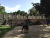 MARSELLA Y CRISTO FERNANDO. Visitando la zona arqueológica de Chichén itzá. Yucatán, México.